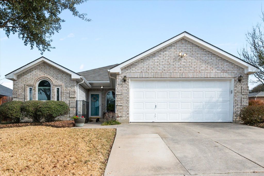 531 Hollyberry Drive, Mansfield, TX 76063