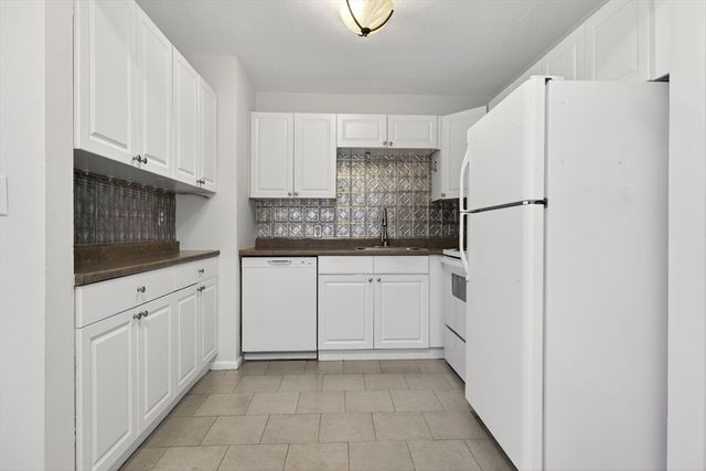 8 Kittredge 10, Boston, MA 02131
