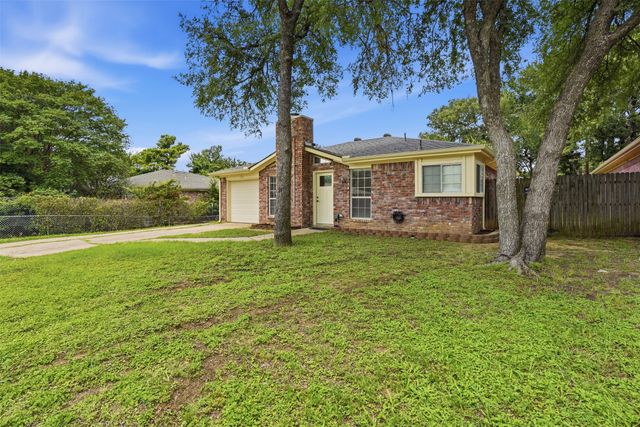 1122 Hidden Creek Drive, Mansfield, TX 76063