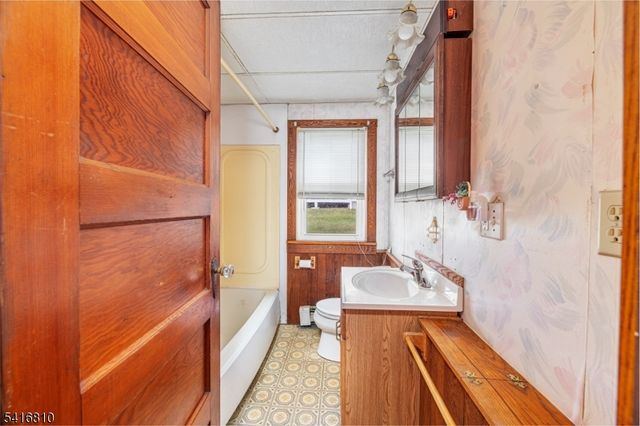 53 Walnut St, Wantage Twp., NJ 07461