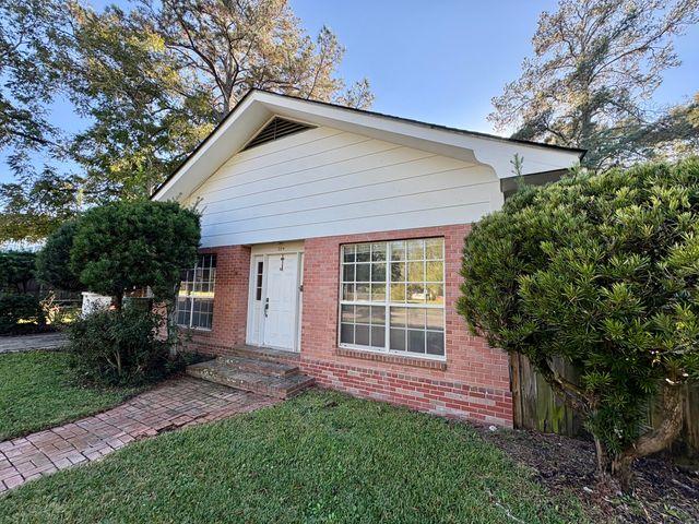 204 5th Ave., Hattiesburg, MS 39401