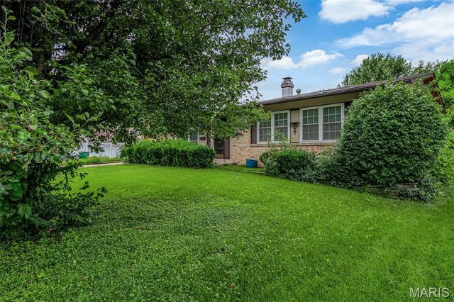 2325 Thunderbird Avenue, Florissant, MO 63033