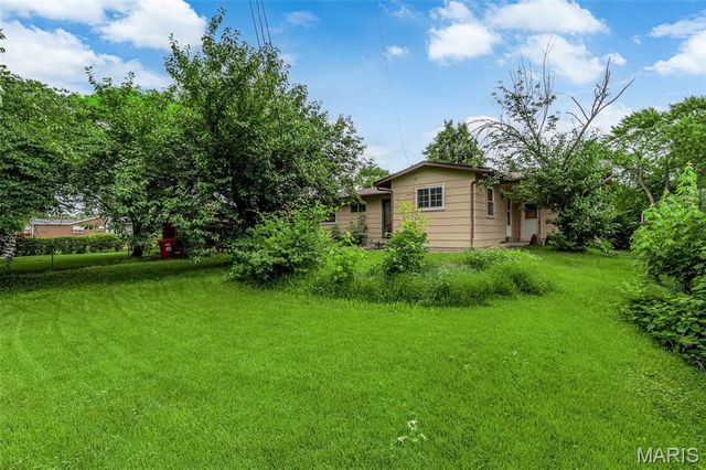 2325 Thunderbird Avenue, Florissant, MO 63033