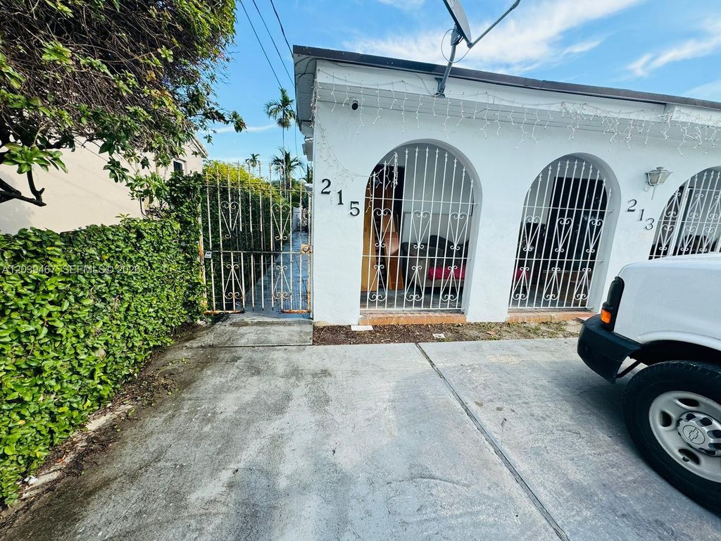 215 NW 35th Avenue up, Miami, FL 33125
