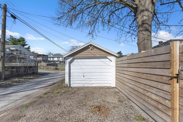 3020 Faraon Street, St Joseph, MO 64501