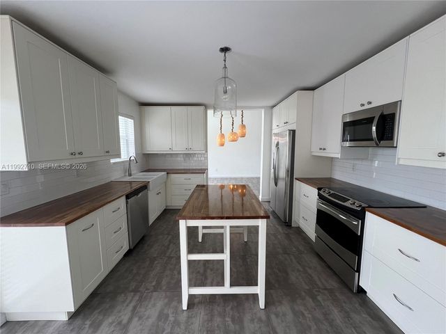 15511 SW 59th St, Miami, FL 33193