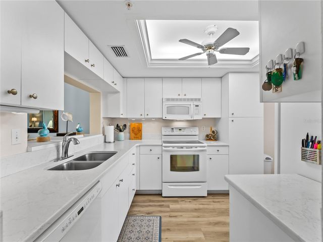 9330 CLUBSIDE CIRCLE 3207, Sarasota, FL 34238
