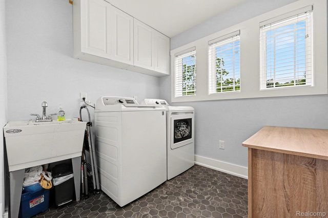 1660 Winthrop Road, Bloomfield Charter Township, MI 48302