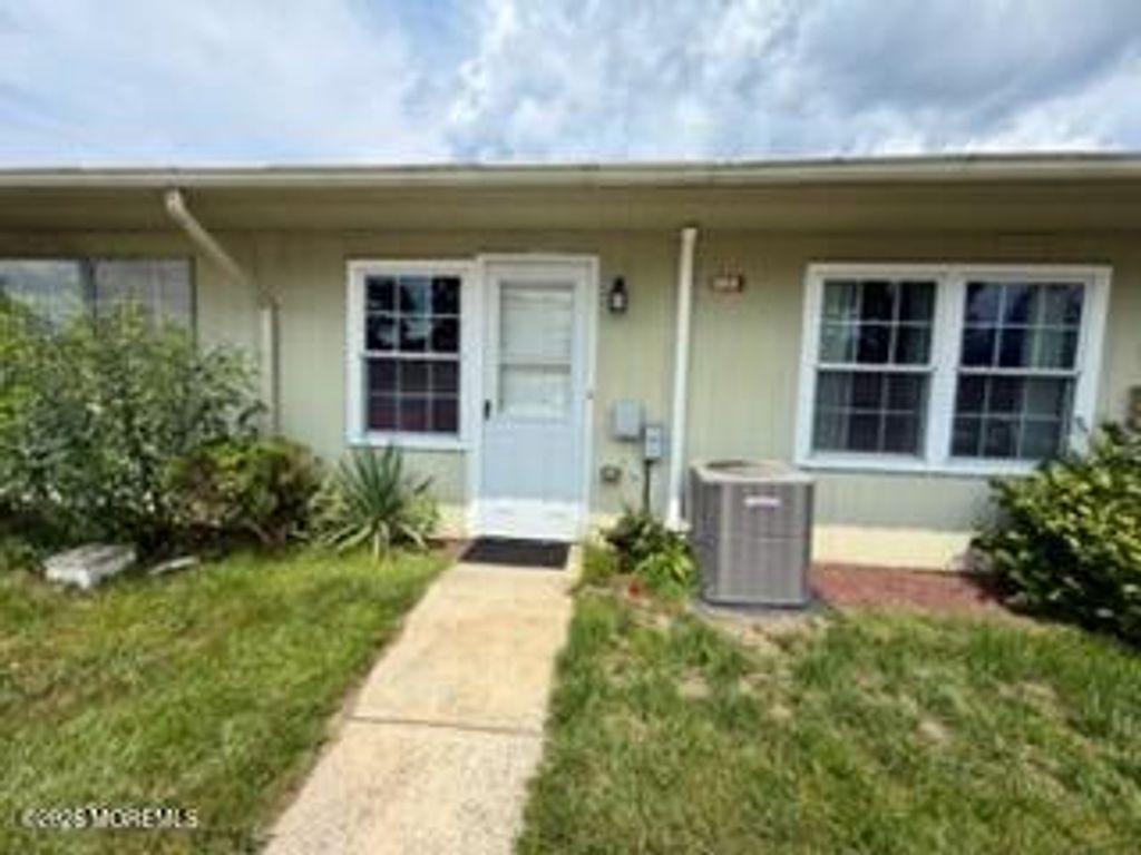 18 Yorkshire Court B, Manchester, NJ 08759