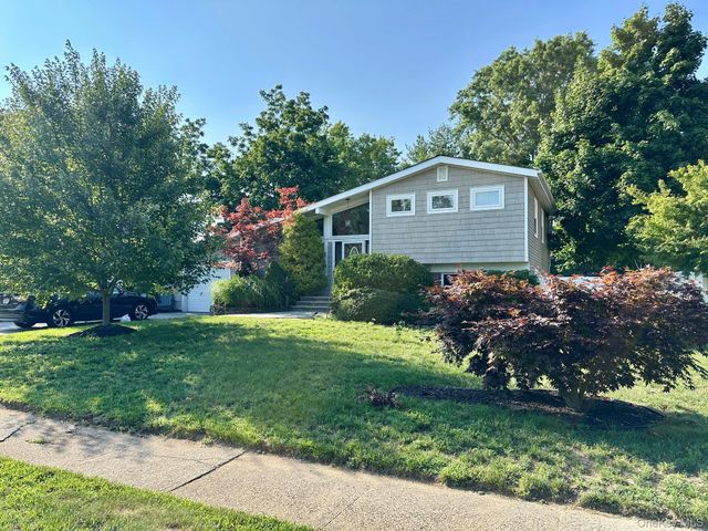 11 Sandalwood Drive, Smithtown, NY 11787