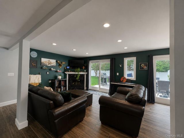 11 Sandalwood Drive, Smithtown, NY 11787