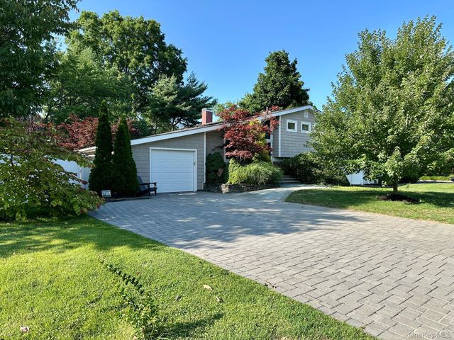 11 Sandalwood Drive, Smithtown, NY 11787