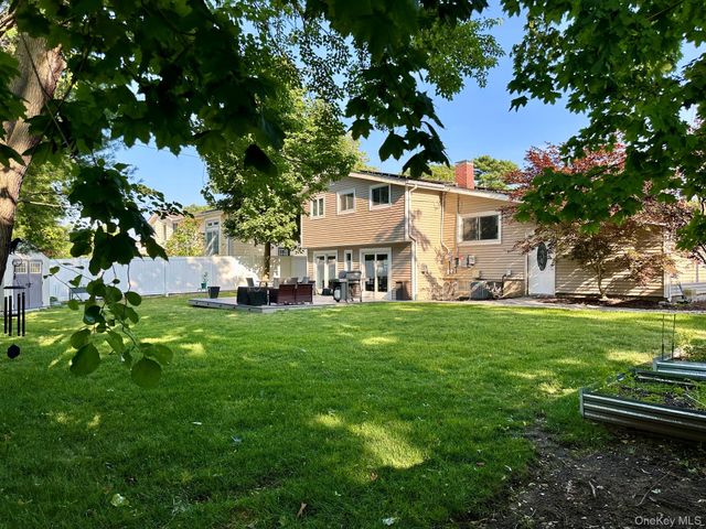 11 Sandalwood Drive, Smithtown, NY 11787