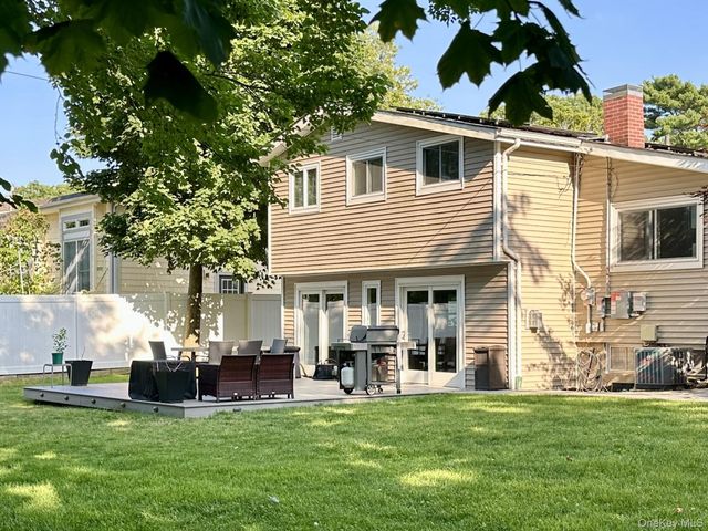 11 Sandalwood Drive, Smithtown, NY 11787