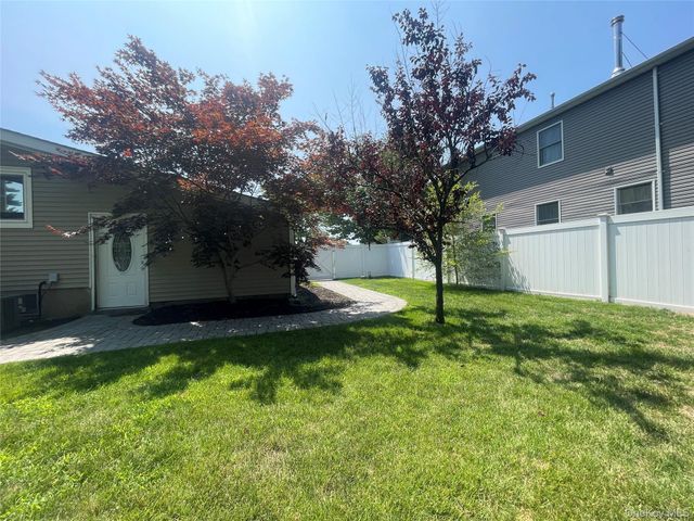 11 Sandalwood Drive, Smithtown, NY 11787