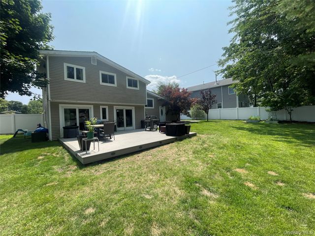 11 Sandalwood Drive, Smithtown, NY 11787