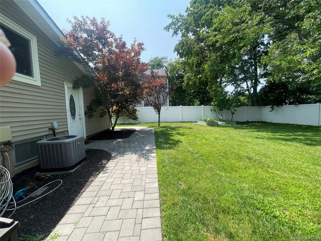 11 Sandalwood Drive, Smithtown, NY 11787