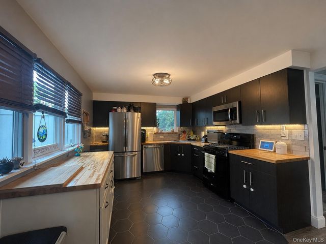 11 Sandalwood Drive, Smithtown, NY 11787