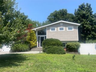 11 Sandalwood Drive, Smithtown, NY 11787