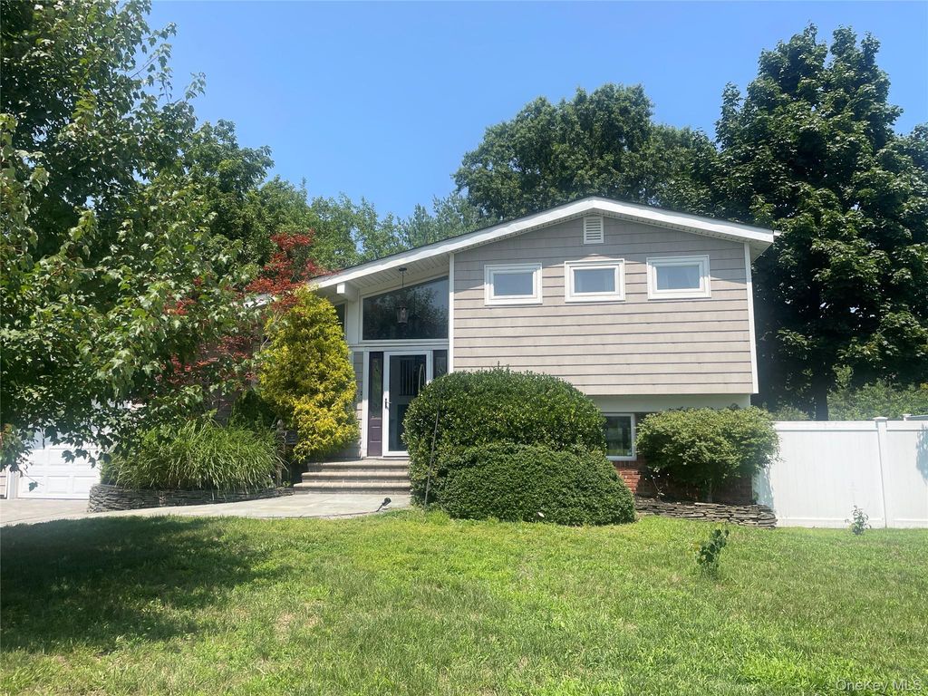 11 Sandalwood Drive, Smithtown, NY 11787