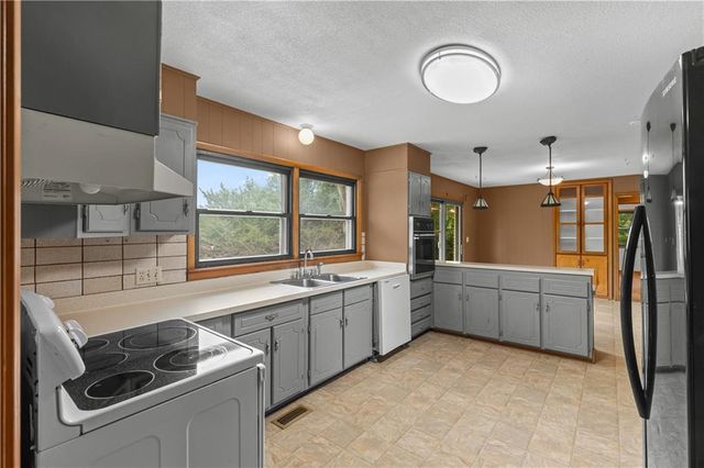 17029 Springdale Road, Leavenworth, KS 66048