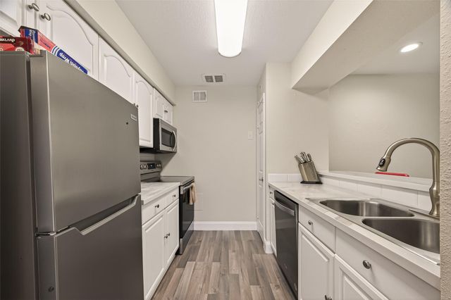 18515 Egret Bay Boulevard 1302, Houston, TX 77058