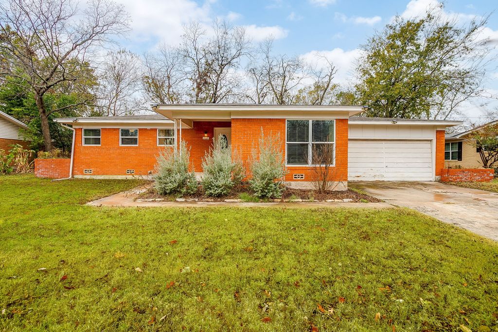 2020 Crestridge Street, Stephenville, TX 76401