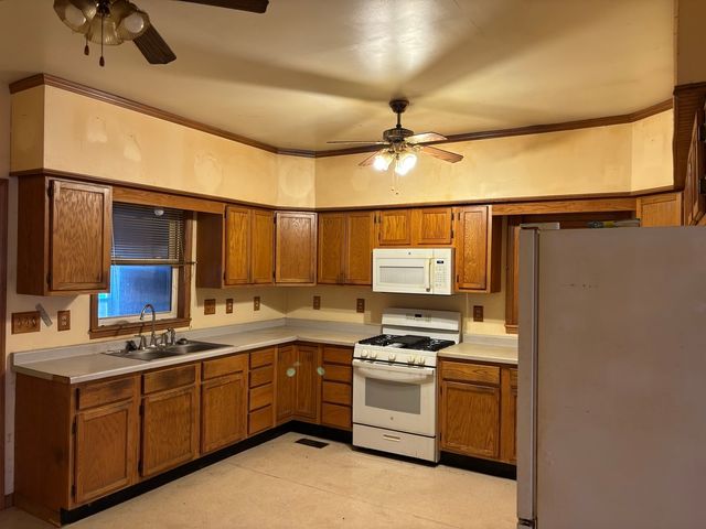 1613 W 1st Street, Dixon, IL 61021