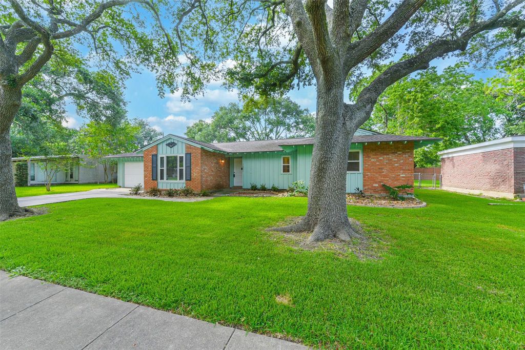 10251 Old Orchard Road, La Porte, TX 77571