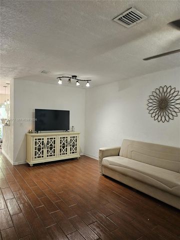 126 Hidden Ct Road 27-D, Hollywood, FL 33023