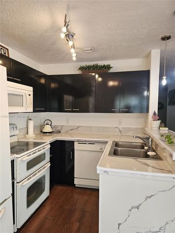126 Hidden Ct Road 27-D, Hollywood, FL 33023