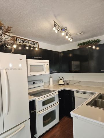 126 Hidden Ct Road 27-D, Hollywood, FL 33023