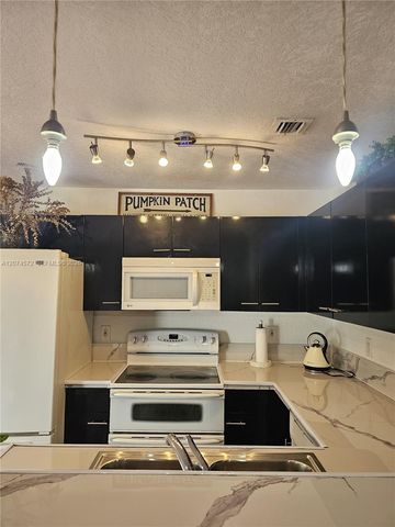 126 Hidden Ct Road 27-D, Hollywood, FL 33023