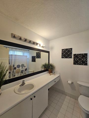 126 Hidden Ct Road 27-D, Hollywood, FL 33023