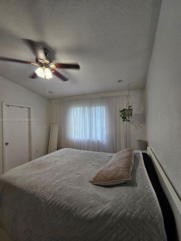 126 Hidden Ct Road 27-D, Hollywood, FL 33023