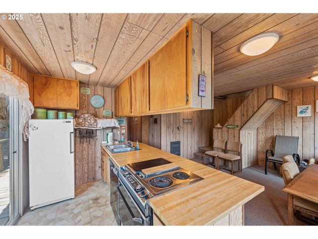 96113 RAINS Ln, Lakeside, OR 97449