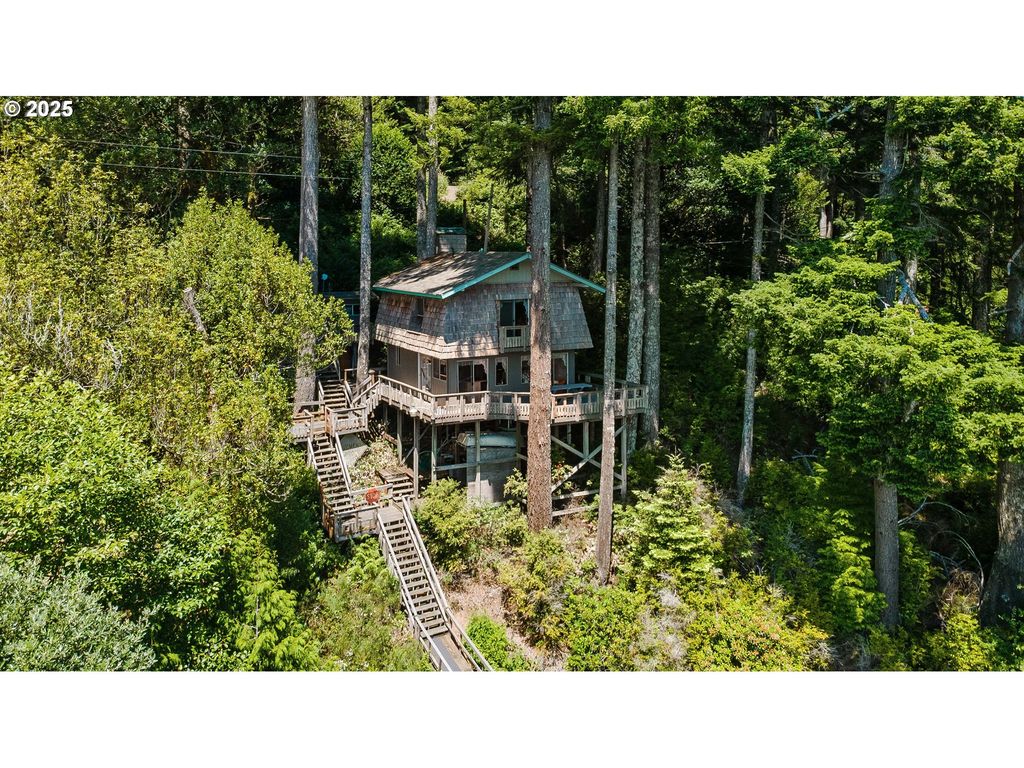 96113 RAINS Ln, Lakeside, OR 97449