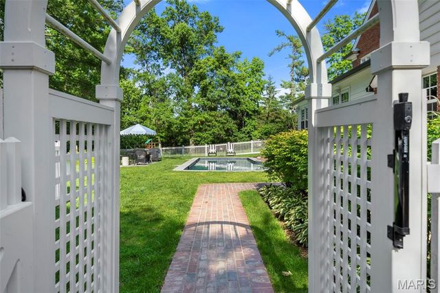 5 Ridgewood Street, Ladue, MO 63124