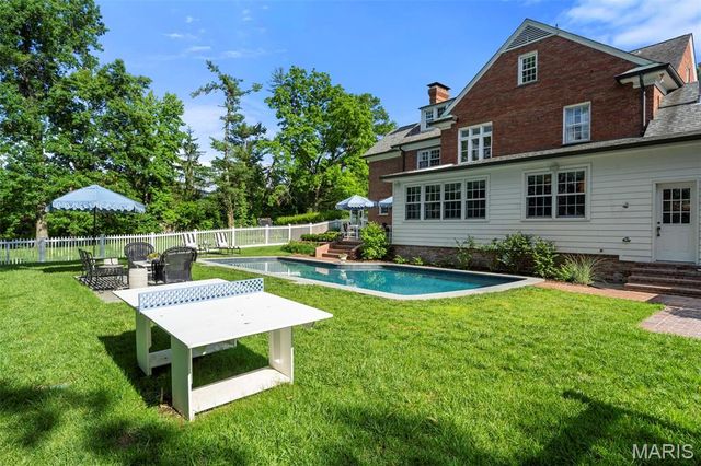 5 Ridgewood Street, Ladue, MO 63124