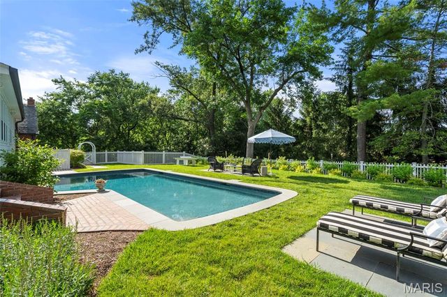 5 Ridgewood Street, Ladue, MO 63124