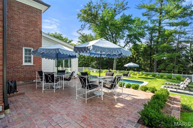 5 Ridgewood Street, Ladue, MO 63124