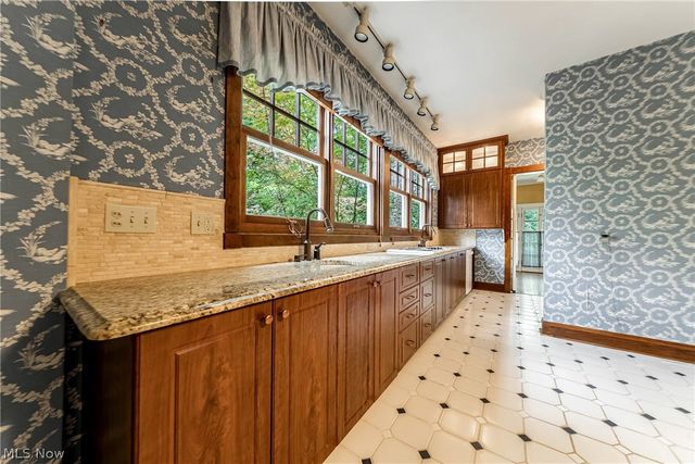 2469 Kenilworth Road, Cleveland Heights, OH 44106