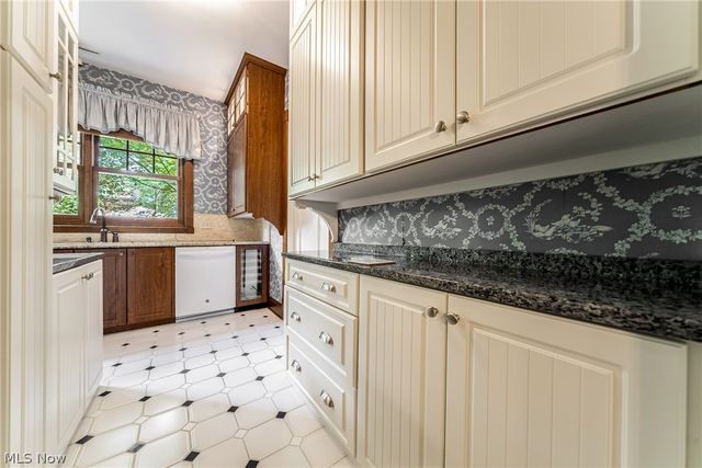 2469 Kenilworth Road, Cleveland Heights, OH 44106