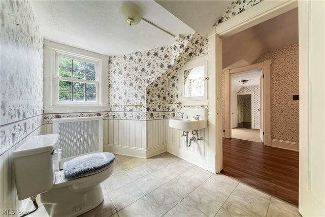 2469 Kenilworth Road, Cleveland Heights, OH 44106