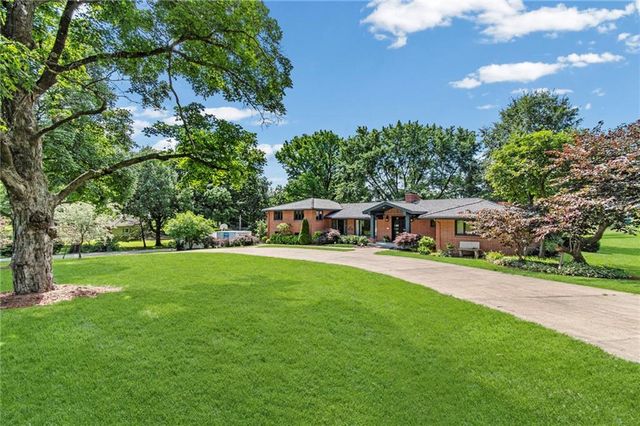 425 S Woodland Drive, Kansas City, MO 64118