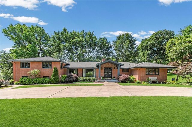 425 S Woodland Drive, Kansas City, MO 64118