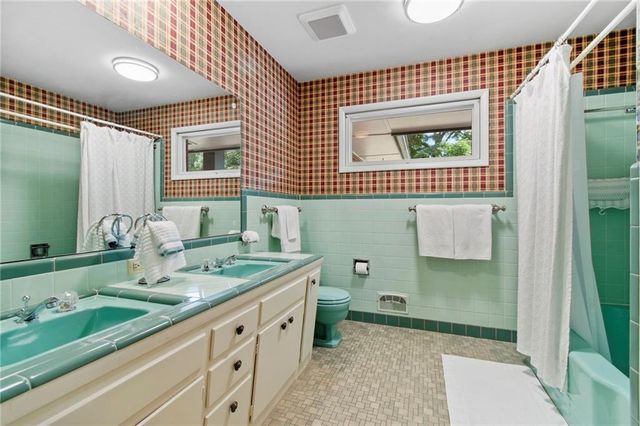 425 S Woodland Drive, Kansas City, MO 64118