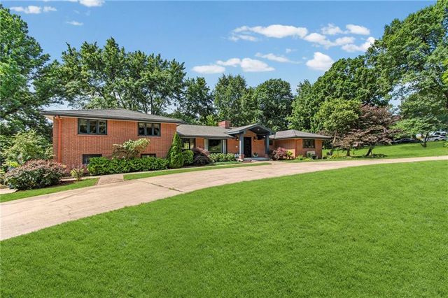425 S Woodland Drive, Kansas City, MO 64118