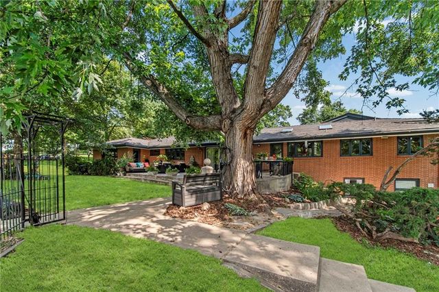 425 S Woodland Drive, Kansas City, MO 64118