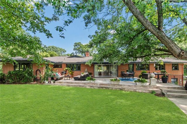 425 S Woodland Drive, Kansas City, MO 64118